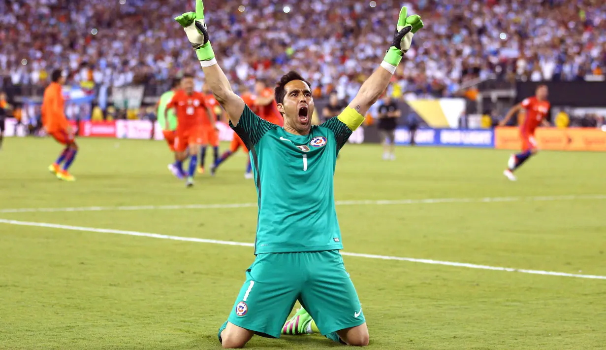 Selebrasi kiper Cile, Claudio Bravo usai mengalahkan Argentina lewat penalti pada Final Copa America Centenario 2016 di Stadion MetLife, AS, Senin (27/6/2016). Cile menang 4-2. (Mandatory Credit: Brad Penner-USA TODAY Sports)