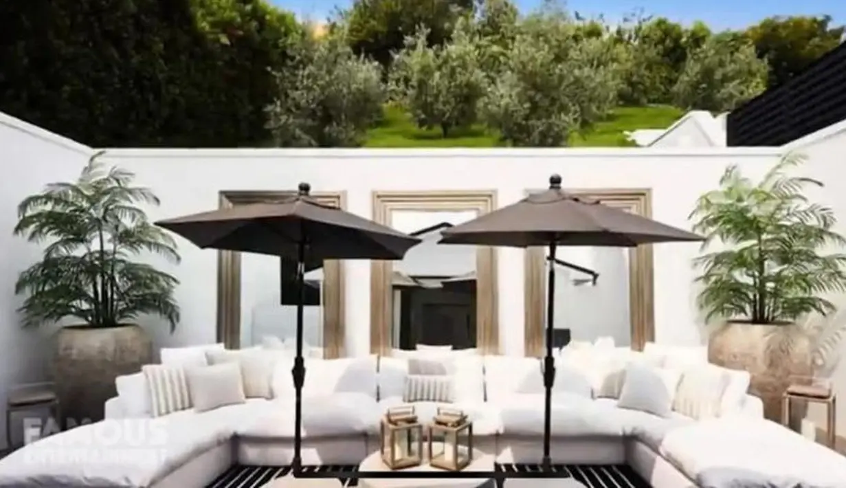 Di samping kamar mandi terdapat juga area yang dipasangi gazebo. Bedanya area ini lebih privat dan cocok untuk berjemur. (Foto: YouTube/Famous Entertainment)