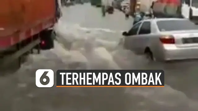 Ada-ada saja aksi pengemudi truk yang satu ini ketika jalanan banjir justru menyalip mobil di sampingnya membuat mobil terhempas ombak.