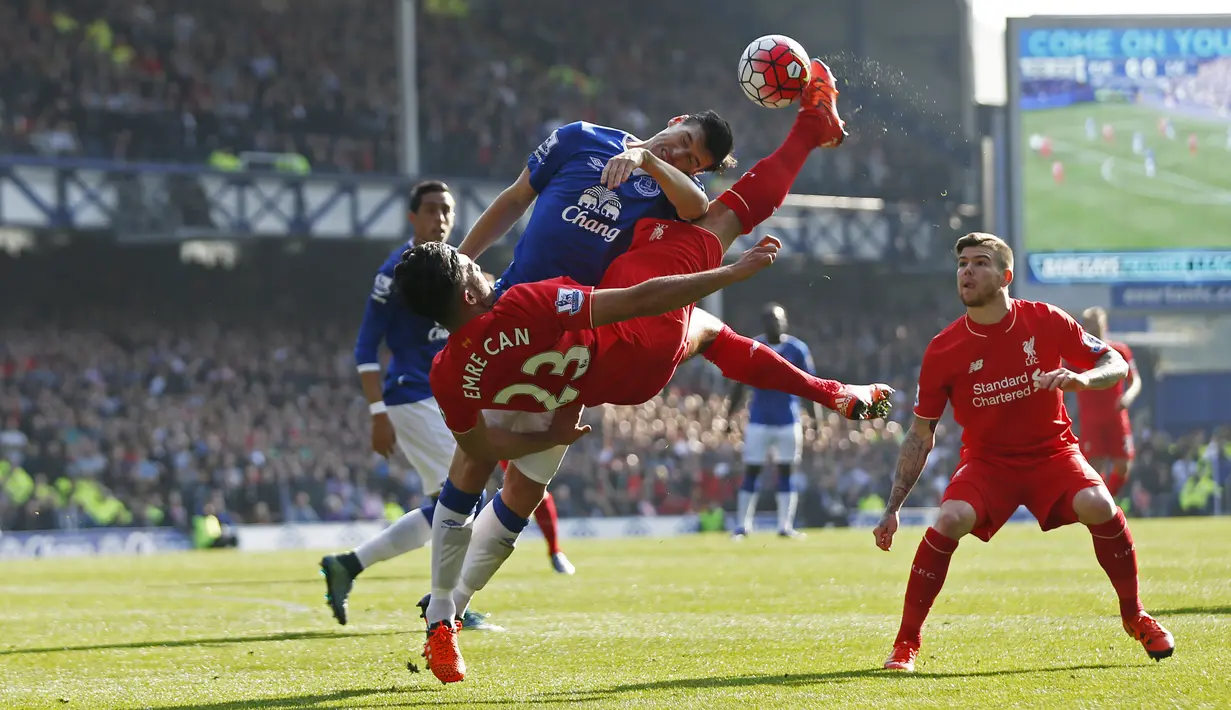 Pemain Liverpool Emre Can berebut bola dengan pemain Everton Gareth Barry dalam lanjutan Liga Premier Inggris di Goodison Park, Minggu (04/10/2015). Liverpool dan Everton bermain imbang 1-1. (Action Images via Reuters / Lee Smith)