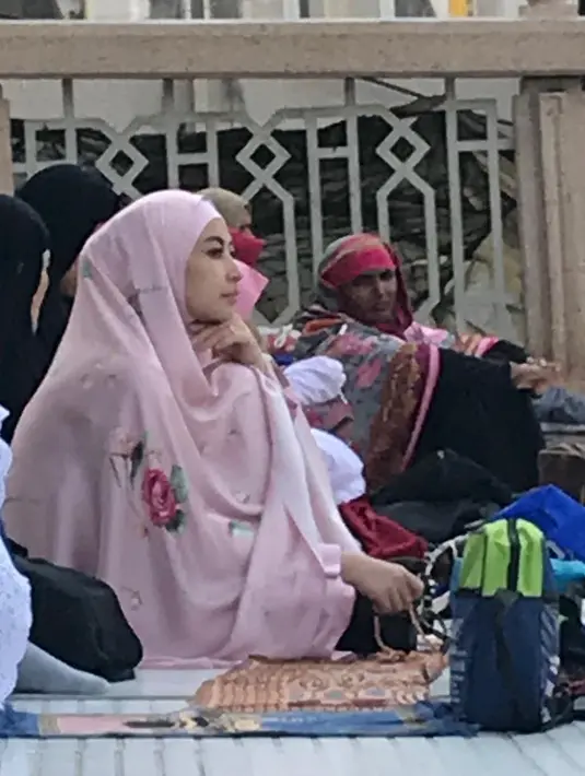 "#cantik #sekali #istriku #mylove #soleha #masjidilharam #umroh #like4like #followforfollow #instalike #lategram," sebagai keterangan foto yang diunggah 6 Desember 2017. (Instagram/djorghisultan)