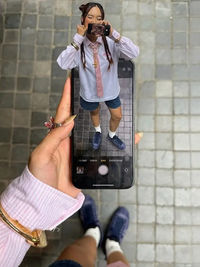 Cara Edit Foto Objek “Keluar” dari Ponsel Ala Gen Z