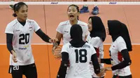 Selebrasi para pemain Timnas voli putri Indonesia setelah mencetak angka saat menghadapi India pada laga klasifikasi peringkat 5-8 AVC Challenge Cup 2024 di Rizal Memorial Coliseum, Manila, Filipina, Selasa (28/5/2024). Indonesia kalah 1-3 (16-25, 32-30, 20-25 dan 24-26). (Asian Volleyball Confederation)