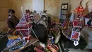 Hanan al-Madhoun (37) menyelesaikan pembuatan lentera tradisional yang disebut "fanous" di rumahnya di Kota Gaza, menjelang bulan suci Ramadan dan di tengah pandemi corona, pada 1 April 2021. Warga biasanya memasang lentara sebagai dekorasi untuk merayakan dimulainya Ramadan. (MAHMUD HAMS / AFP)