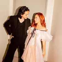 Kabar bahagia datang dari penyanyi muda berbakat Nadine Amizah, yang baru saja dilamar oleh sang kekasih, Faishal Tanjung, musisi yang juga merupakan adik dari aktris Sheila Dara. [@cakecaine/@tanjung_______].