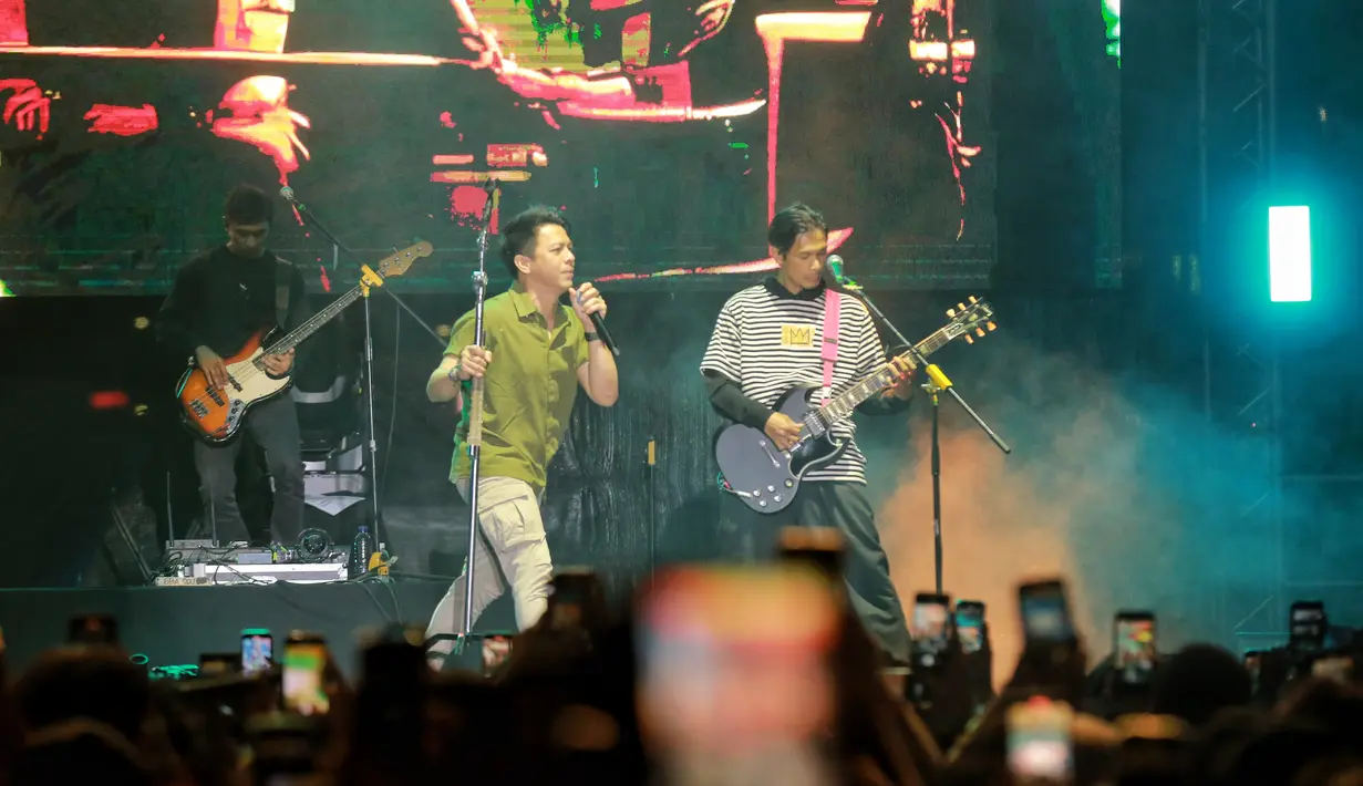 Salah satu yang paling meriah adalah aksi NOAH. Ariel dkk menyuguhkan deretan hits yang buat fans nyanyi tanpa jeda. [Adrian Putra/Fimela.com]