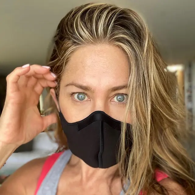 Jennifer Aniston mengenakan masker. (Instagram/ jenniferaniston)