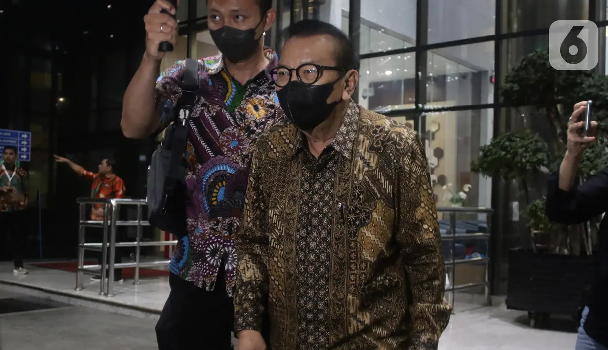 Mantan Gubernur Jawa Timur (Jatim), Soekarwo meninggalkan Gedung Merah Putih Komisi Pemberantasan Korupsi (KPK) usai diperiksa sebagai saksi, Jakarta, Selasa (8/11/2022). Soekarwo diperiksa sebagai saksi dalam penyidikan kasus dugaan suap perihal pengalokasian anggaran bantuan keuangan Provinsi Jawa Timur periode 2014-2018 dengan tersangka Budi Setiawan. (Liputan6.com/Helmi Fithriansyah)