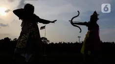 Umat Hindu menampilkan ramayana saat mengikuti parade budaya di Buperta, Cibubur, Jakarta, Selasa (21/3/2023). (Liputan6.com/Herman Zakharia)