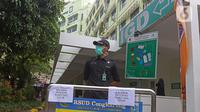 Petugas keamanan berjaga di IGD RSUD Cengkareng, Jakarta, Rabu (23/6/2021). Meningkatnya kasus COVID-19 di Ibu Kota Jakarta dalam beberapa hari terakhir mengakibatkan rumah sakit kewalahan. (Liputan6.com/Herman Zakharia)