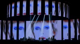 Penyanyi Lorde menyanyikan salah satu hits David Bowie pada ajang BRIT Awards yang digelar di O2 arena, London, Rabu (24/2/2016). Selain Lorde, sederet musisi terkenal juga memeriahkan ajang penghargaan bergengsi tersebut. (REUTERS/Stefan Wermuth)