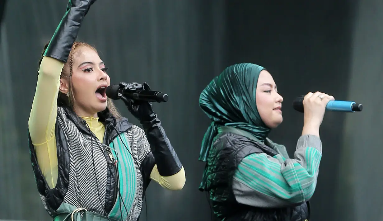 <p>Dengan kostum yang terkonsep, T2 tak kehilangan ciri khasnya dalam menghibur pendengar. Meski sudah berlalu cukup lama, Tika dan Tiwi masih tampil prima seperti di masa kejayaan mereka dulu. [Foto/Bambang E. Ros]</p>