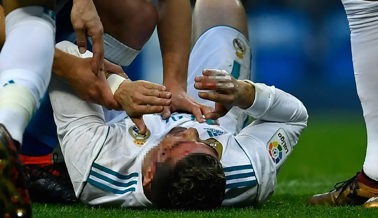 Penyerang Real Madrid, Cristiano Ronaldo terlihat kesakitan setelah mencetak gol ke gawang Deportivo de la Coruna pada lanjutan La Liga Spanyol di stadion Santiago Bernabeu di Madrid (21/1). (AFP Photo/Oscaro Del Pozo)