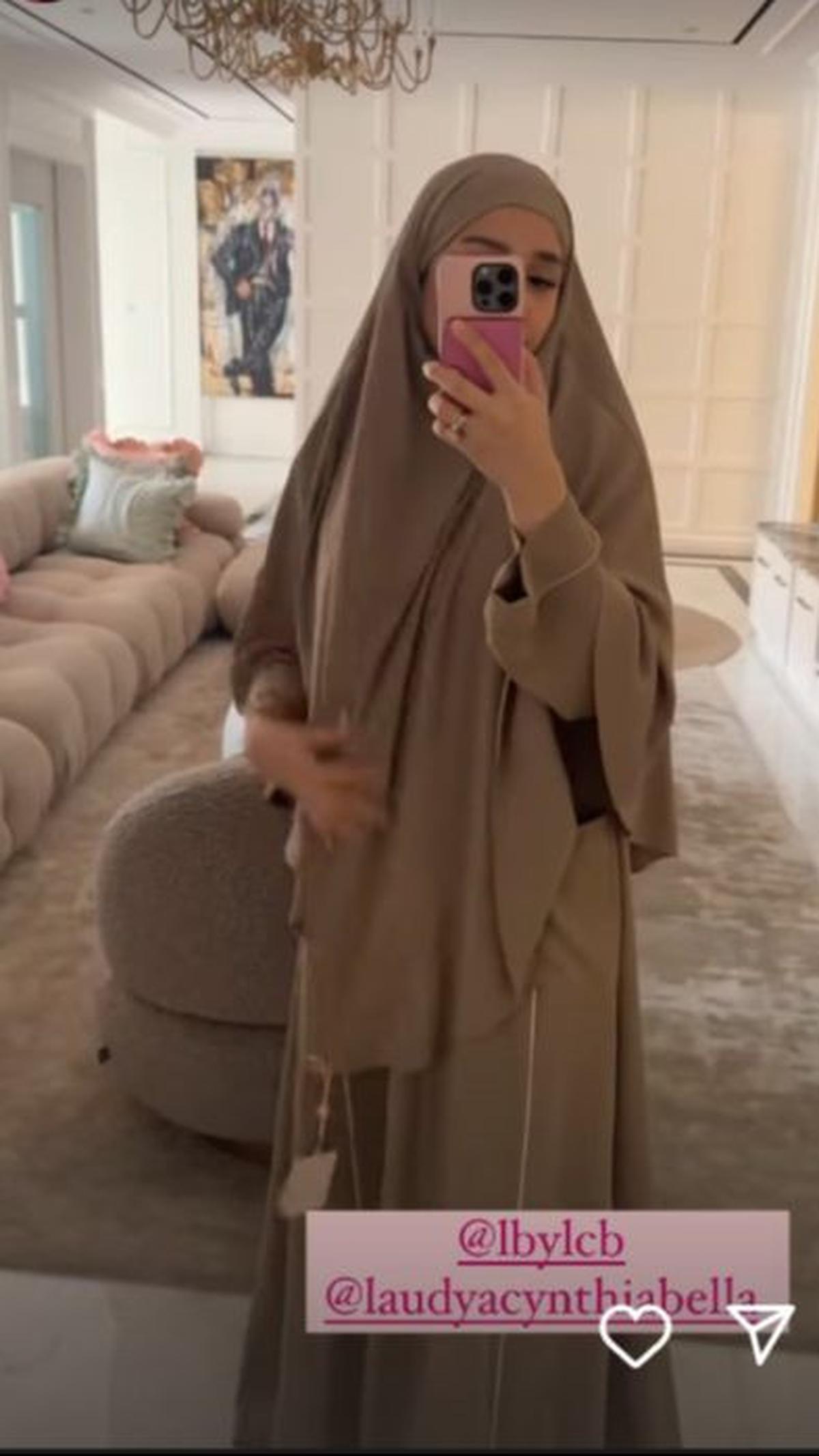 Nagita Slavina membagikan momen mengenakan gamis syari di insta storynya.