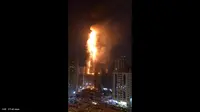 Kebakaran di Sharjah yang viral di Twitter. Gedung yang terbakar memiliki 51 lantai. Dok: Twitter @khosahere