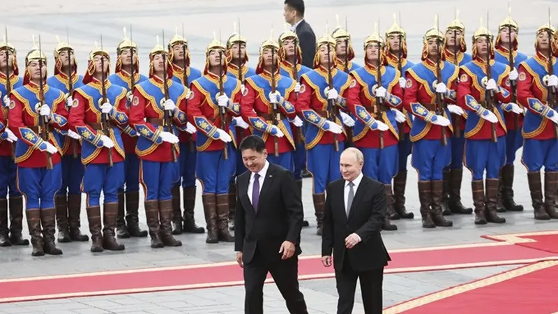 Presiden Rusia Vladimir Putin bersama dengan Presiden Mongolia Ukhnaagiin Khurelsukh pada hari Selasa (3/9/2024) di Lapangan Genghis Khan, yang juga dikenal sebagai Lapangan Sukhbaatar.