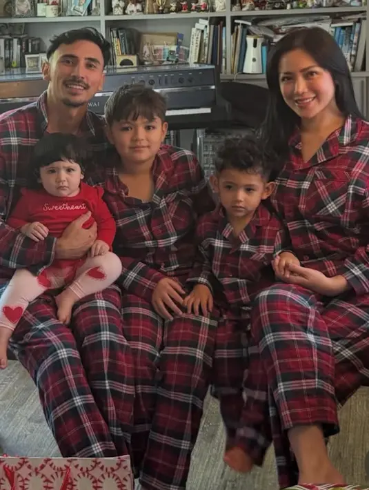 Jessica Iskandar bersama suami dan ketiga anaknya merayakan Natal di Amerika Serikat. Di hari Natal, keluarga good looking ini tampil dengan set piyama merah motif tartan. [@inijedar]