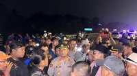 Kapolres Cimahi, AKBP Aldi Subartono melakukan dialog dengan para buruh di ruas Jalan Tol Cipularang. Setelah dialog akhirnya buruh membubarkan diri dan arus lalu di Km 117 mulai mencair (Istimewa)