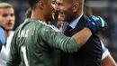 Zinedine Zidane memeluk kiper Real Madrid, Keylor Navas usai meraih trofi Liga Champions 2018 di Olympic Stadium, Kiev, Ukraina, (26/5/2018). Zinedine mundur sebagai pelatih Madrid 31 Mei 2018. (AFP/Franck Fife)