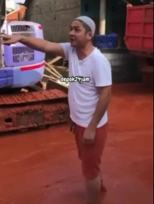 Pasha Ungu mengamuk karena akses jalan yang dilewatinya macet parah imbas galian PLN yang berlumpur (https://www.instagram.com/p/Ch6QImKJ6E7/?utm_source=ig_embed&utm_campaign=embed_video_watch_again)