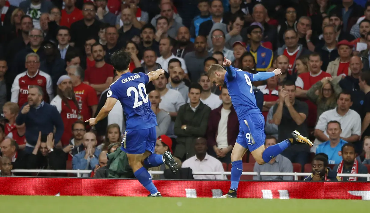 Selebrasi gol pertama pemain Leicester City,  Jamie Vardy ke gawang Arsenal pada laga perdana Premier League 2017-2018 di Emirates stadium, London, (11/8/2017). (AP/Alastair Grant)