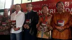 Politikus Partai Golkar Bambang Soesatyo (kedua kiri) bersama sejumlah tokoh berfoto bersama saat saat peluncuran buku ke-13 berjudul Ngeri-Ngeri Sedap di Jakarta, Minggu (10/9). (Liputan6.com/Johan Tallo)