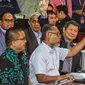 Tim hukum Prabowo-Sandi yang diketuai Bambang Widjojanto (tengah) mendaftarkan gugatan sengketa hasil Pilpres 2019 di Mahkamah Konstitusi, Jakarta, Jumat, (24/5/2019). Tim Hukum Prabowo-Sandiaga mengajukan 51 bukti dokumen dan saksi. (Liputan6.com/Johan Tallo)