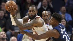 Pemain Cleveland Cavaliers, LeBron James (kiri)  Minnesota Timberwolves, Andrew Wiggins pada laga NBA basketball game di Target Center, Minneapolis, (8/1/2018). Minnesota menang 127-99. (AP/Jim Mone)