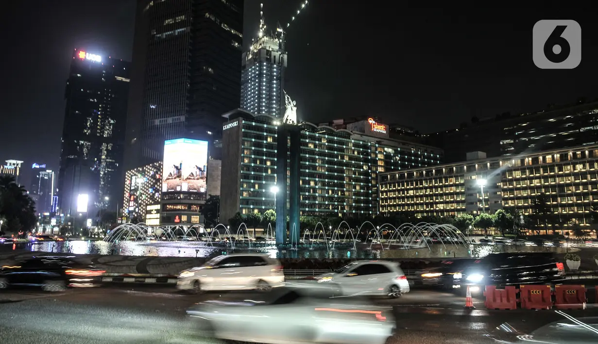 Lalu lintas kendaraan di kawasan Bundaran HI, MH Thamrin, Jakarta, Minggu (13/9/2020). Hingga hari Minggu (13/9/2020), tercatat kasus positif Covid-19 di DKI Jakarta mencapai 54.864 jiwa. (merdeka.com/Iqbal S. Nugroho)