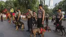 Polisi bersama anjing pelacak mengikuti apel besar persiapan Asian Games di sekitar SUGBK, Jakarta, Senin (4/6/2018). Pembukaan Asian Games XVII Jakarta-Palembang akan digelar pada 18 Agustus 2018 mendatang. (Bola.com/Vitalis Yogi Trisna)