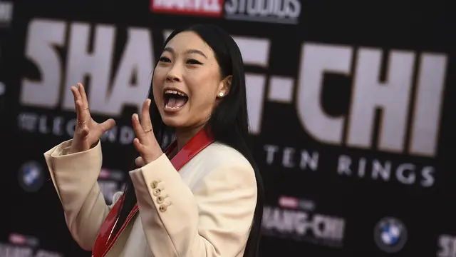 Awkwafina dalam premier Shang-Chi and the Legend of the Ten Rings di Los Angeles. (Jordan Strauss/Invision/AP)