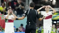 Pepe dan Bruno Fernandes tidak habis pikir karena ada wasit yang berasal dari negara yang masih bermain di Piala Dunia 2022. (AP/Ricardo Mazalan)