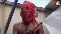 [VIDEO] Pria Bertopeng Sambil <i>Topless</i> di Halte Dukuh Atas