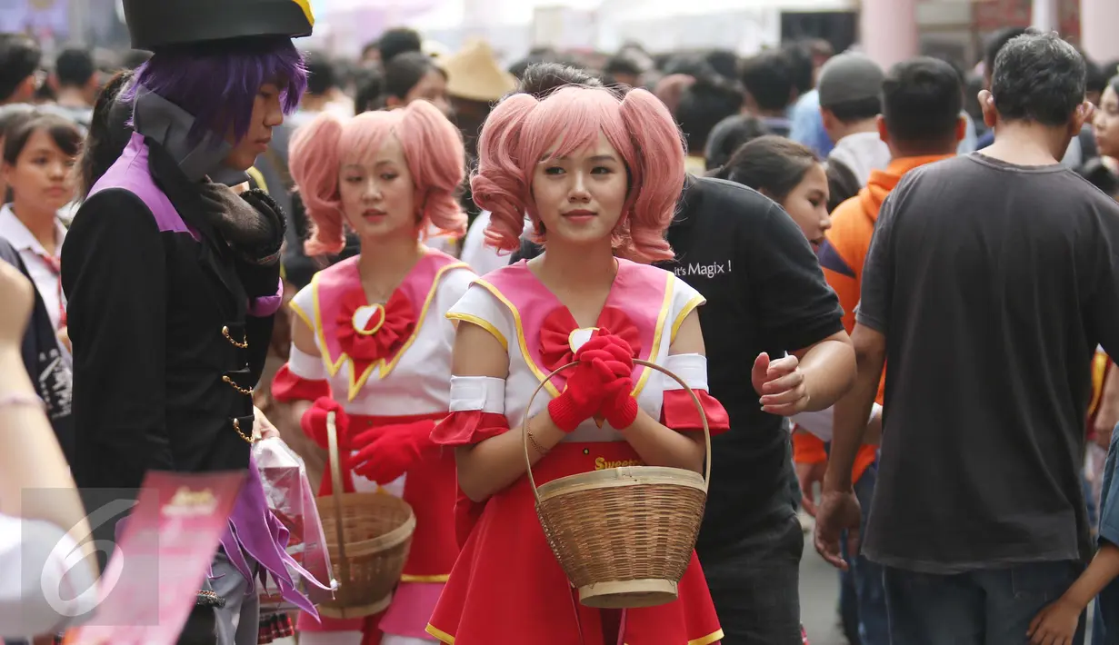 Pengunjung memakai baju khas Jepang saat Festival Jakarta Little Tokyo 2017, Jakarta, Sabtu (13/5). Festival tersebut menjadi ajang untuk masyarakat Indonesia melihat langsung kebudayan negri matahari tersebut. (Liputan6.com/Angga Yuniar)