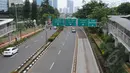Sejumlah kendaraan melewati kawasan Rasuna Said, Jakarta, Jumat (3/4/2015).  Kondisi jalanan lengang disebabkan libur panjang yang bertepatan libur paskah dan banyaknya masyarakat Jakarta yang berlibur ke luar kota.(Liputan6.com/Herman Zakharia)