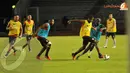 Bacary Sagna (kedua dari kanan) tampil memukau dalam sesi latihan terbuka Arsenal yang digelar jelang melawan Indonesia Dream Team di Stadion GBK Jakarta. (Liputan6.com/Helmi Fithriansyah)