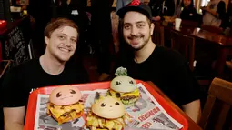 Sebuah burger 'Pokeburg' dengan nama 'Bulboozaur' yang terinspirasi dari karakter game fenomena Pokemon Go diperlihatkan di restoran Down N 'Out Burger, Sydney, Australia, (26/8). (REUTERS/Jason Reed)