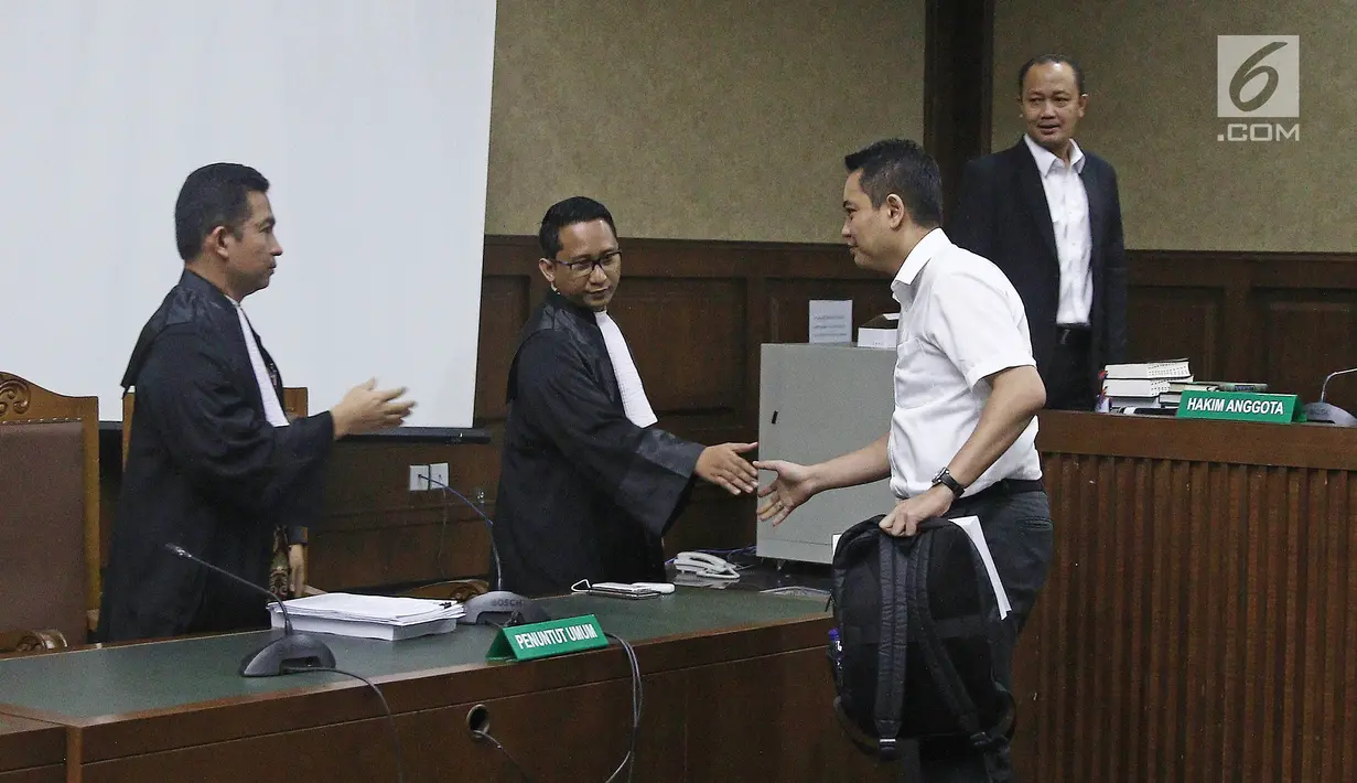 Terdakwa mantan anggota Komisi I DPR, Fayakhun Andriadi usai menjalani sidang tuntutan kasus dugaan suap Bakamla di Pengadilan Tipikor, Jakarta, Rabu (31/10). Fayakhun dituntut 10 tahun penjara dan denda Rp 1 miliar. (Liputan6.com/Herman Zakharia)