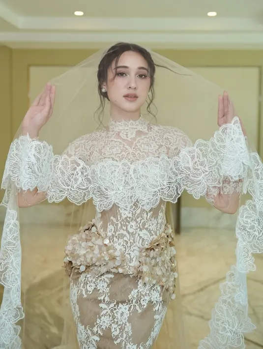 Yasmin Napper tampil memukau saat menjadi muse untuk fashion show karya desainer Dimas Singgih [@yasminnaper]