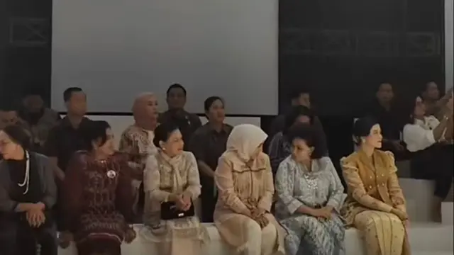 Iriana Jokowi dan Kahiyang Ayu saat datang ke JFW 2024, berada di deretan front row