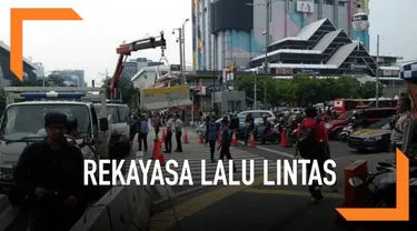 Polisi dan Dishub DKI memberlakukan rekayasa lalu lintas di sekitar KPU dan Bawaslu, setelah KPU mengumumkan hasil rekapitulasi Pemilu 2019.