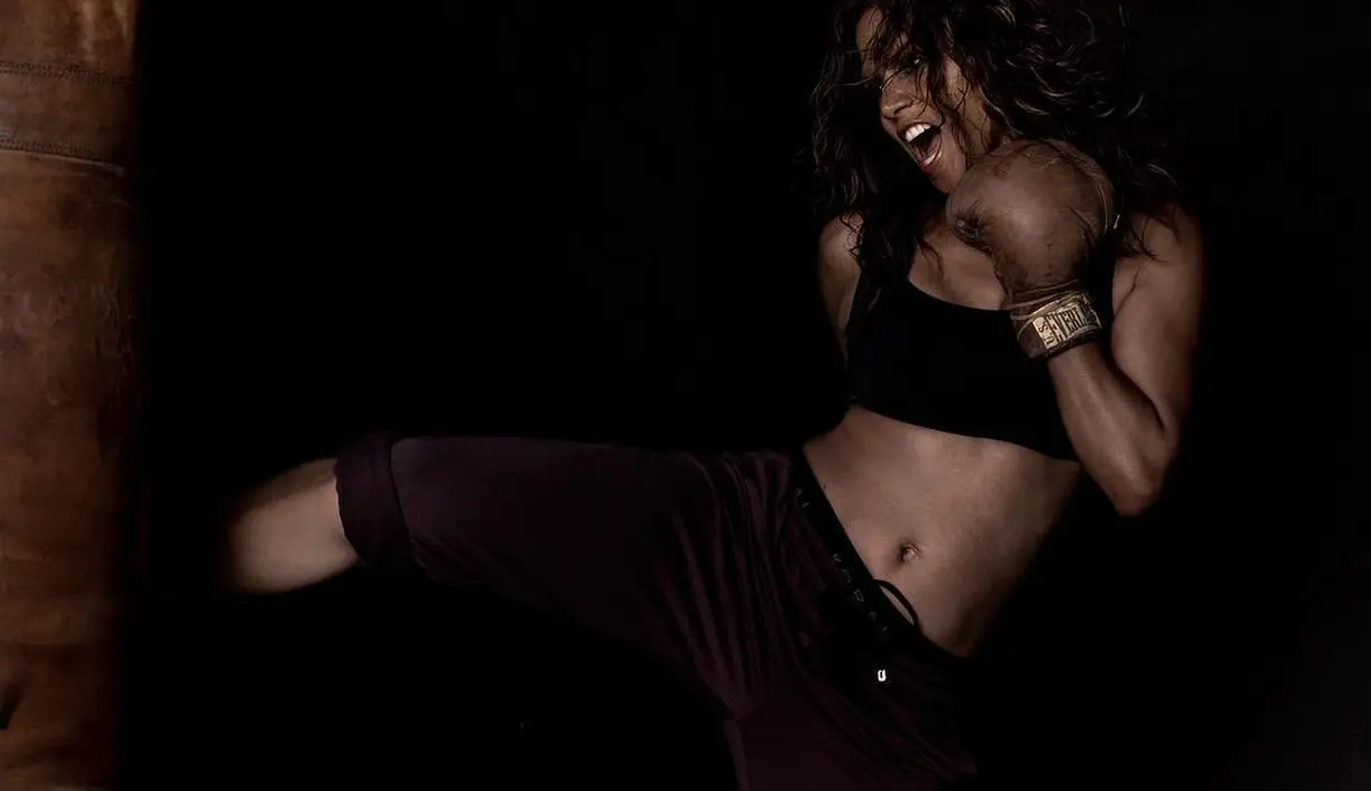 Halle Berry kerap memamerkan kegiatan olahraganya di Instagram. Ia pun tak jarang memperlihatkan otot perut dan penampilan seksinya. (instagram/halleberry)
