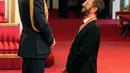 Ringo Starr berbincang dengan Pangeran William setelah menerima gelar kebangsawanan di Istana Buckingham, di London, Inggris (20/3). Ringgo diberi gelar 'Sir' atas jasanya dalam dunia musik. (Yui Mok / PA via AP)