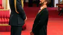 Ringo Starr berbincang dengan Pangeran William setelah menerima gelar kebangsawanan di Istana Buckingham, di London, Inggris (20/3). Ringgo diberi gelar 'Sir' atas jasanya dalam dunia musik. (Yui Mok / PA via AP)