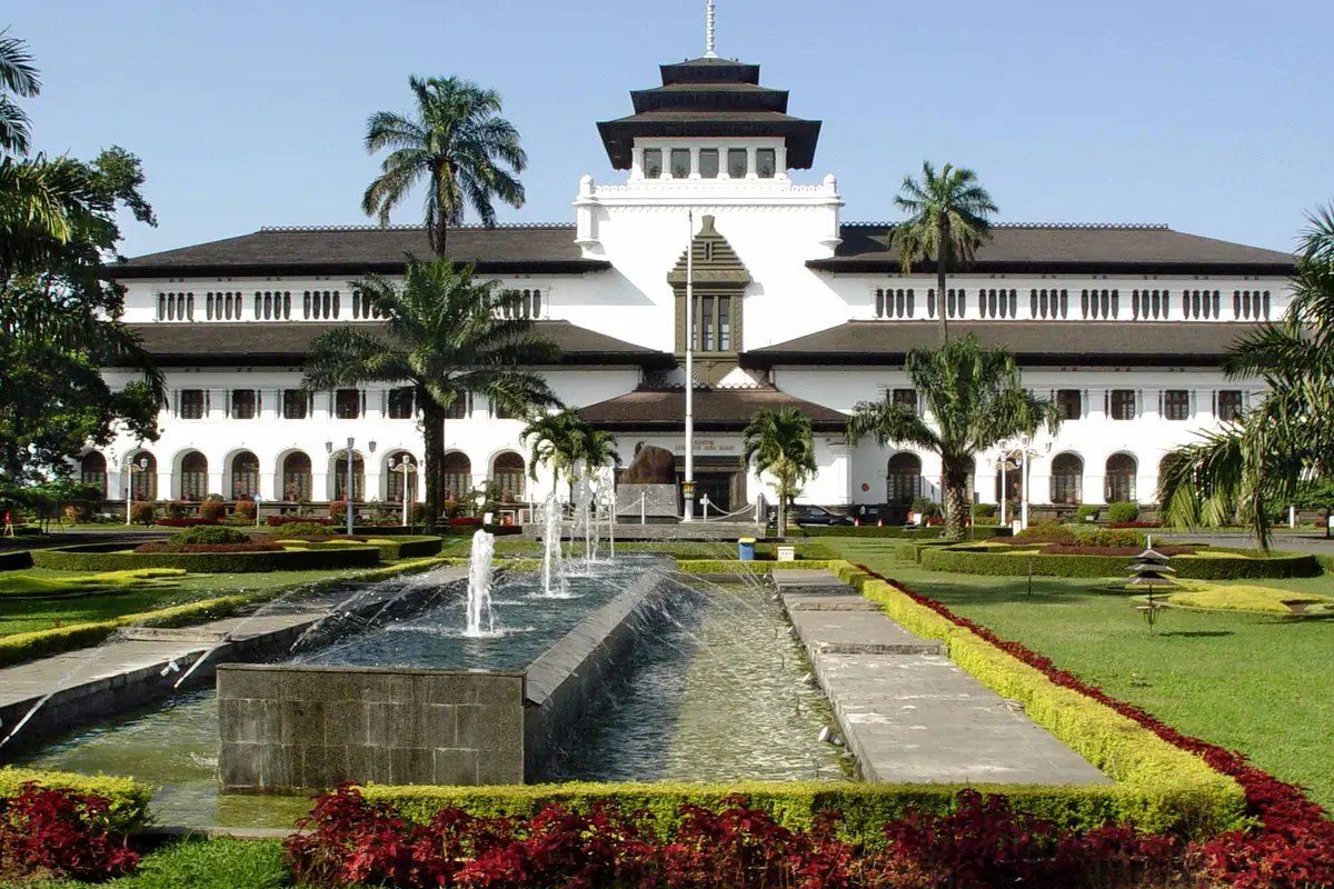 Napak Tilas Lewat Wisata Gedung Bersejarah di Bandung
