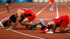 Lalu Muhammad Zohri (tengah) bersama Fadlin, Eko Rimbawan, dan Bayu Kertanegara sujud syukur usai meraih perak dalam final lari 4x100 meter cabang olahraga atletik Asian Games 2018 di Jakarta, Kamis (30/8). (AP Photo/Bernat Armangue)