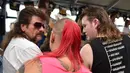 Peserta menunggu penilaian gaya rambutnya dalam Mulletfest 2018 di Kota Kurri Kurri, Sydney, Australia, Sabtu (24/2). Mullet memiliki ciri khas potongan pendek di bagian depan, bervolume, serta panjang di samping dan belakang. (PETER PARKS/AFP)