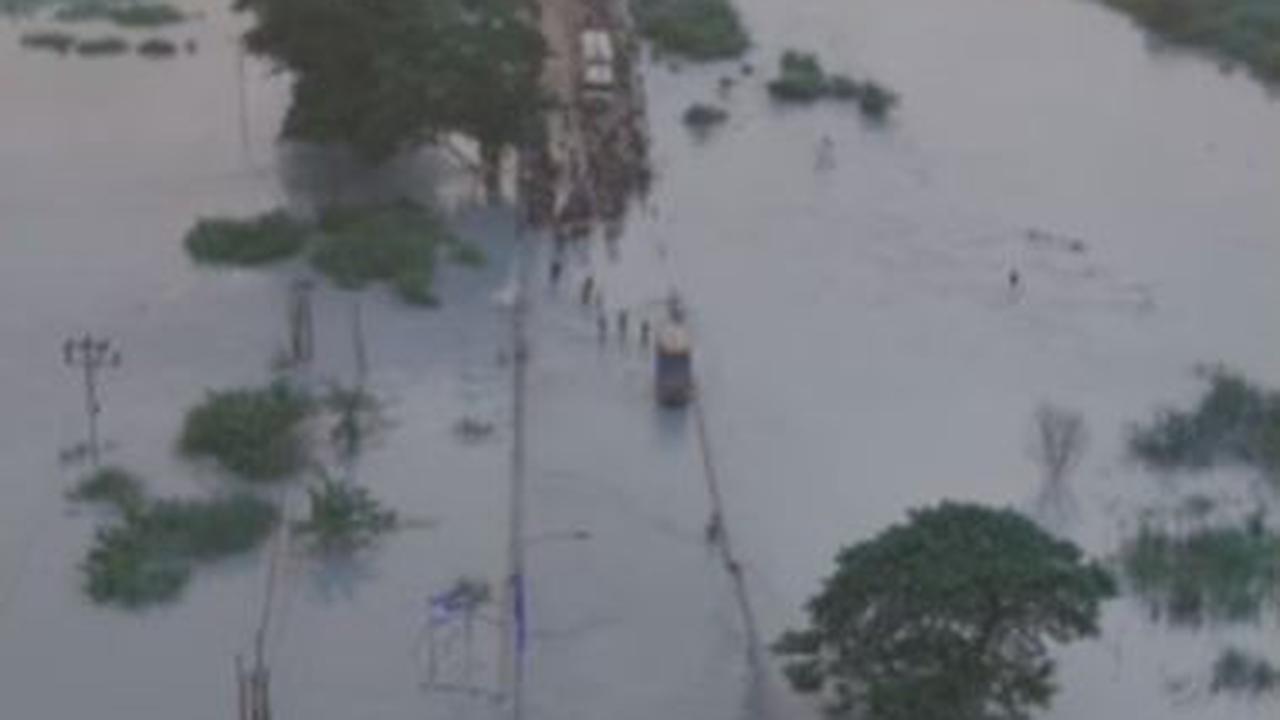 Banjir bandang tersebut menyebabkan banyak pemukiman penduduk dan pertanian milik warga yang terendam air.