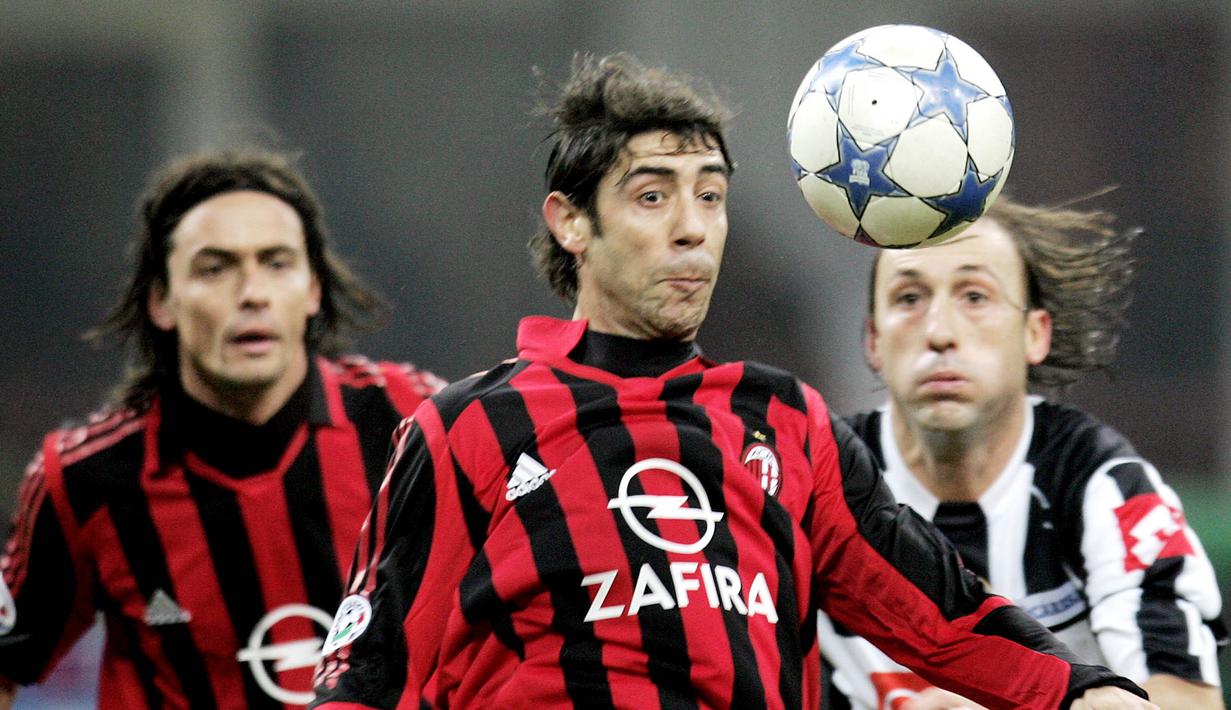 4. Rui Costa - Pemain asal Portugal itu direkrut Rossoneri dari Fiorentina pada musim 2001/2002. Nilai transfernya yang mencapai 41,32 juta euro atau setara dengan Rp710 miliar merupakan nominal yang cukup besar kala itu. (AFP/Filippo Monteforte)