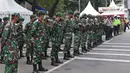 Sejumlah anggota gabungan melakukan pengamanan saat perayaan Paskah di Gereja Katedral, Jakarta, Jumat (2/4/2021). Pengamanan diperketat untuk mengatisipasi aksi teror menyusul adanya serangkaian teror dalam sepekan terakhir. (Liputan6.com/Herman Zakharia)